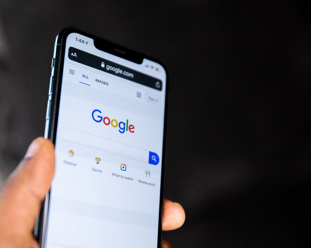 Téléphone affichant Google