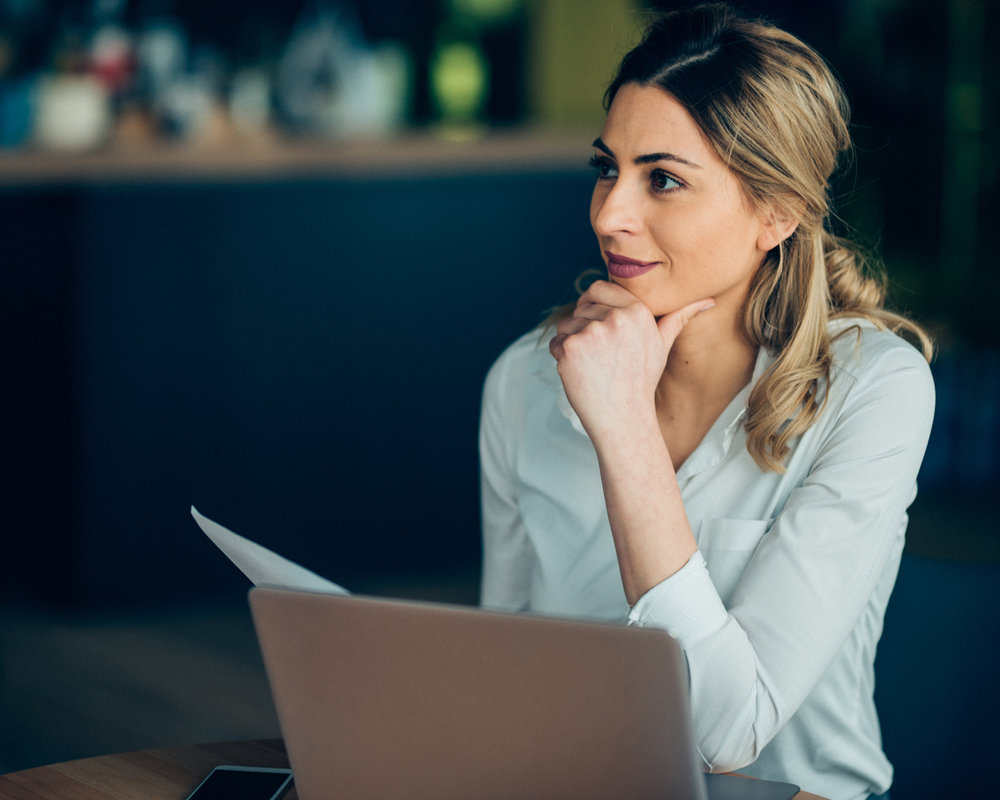 Femme d'affaires avec ordinateur